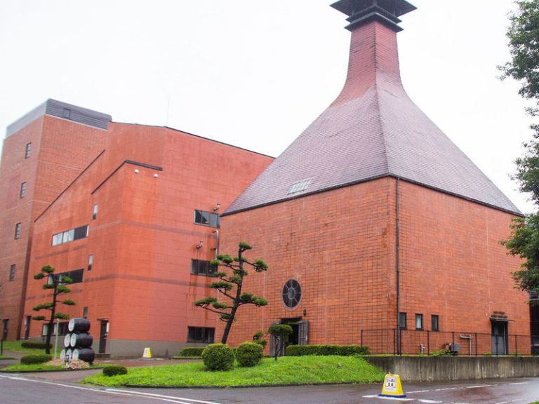 1-Day Yoichi & Otaru Walking Tour: Nikka Whisky, Sake & the Canal